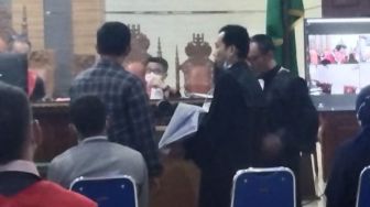 Dijadikan Tahanan Kota, 4 Terdakwa Pupuk Ilegal Sujud Syukur di Ruang sidang PN Tanjungkarang
