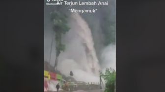 Warganet Unggah Video Momen Air Meluap hingga ke Jalan Raya, Videonya Bikin Bergidik