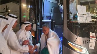 Tiba Pertama di Makkah, Jemaah Haji Indonesia Disambut Shalawat dan Bunyi Petasan