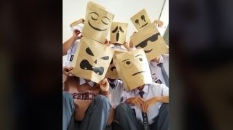 Pakai Topeng dari Paper Bag sambil Pamer Kebersamaan, Pelajar Ini Bikin Netizen Kangen Masa Sekolah
