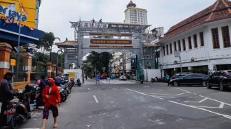 Suasana di depan pembangunan konstruksi proyek gapura Chinatown di Glodok, Jakarta Barat, Selasa (14/6/2022). [Suara.com/Alfian Winanto]