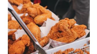 Pria Icip Menu Ayam Goreng Mint Choco di KFC, Ekspresinya Jadi Sorotan