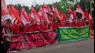 Demonstrasi Buruh Kepung Kantor Gubernur Sumsel, Tuntut SK UMR 2022 Dibatalkan