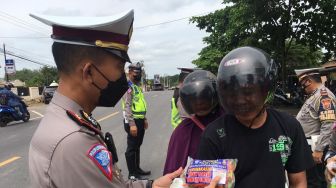 Patuh Lalu Lintas, Pengendara di Mesuji dapat Satu Bungkus Cabai