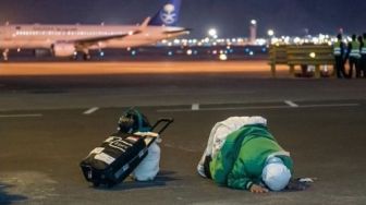Tiba di Madinah, Jemaah Haji Langsung Sujud Syukur saat Turun dari Tangga Pesawat
