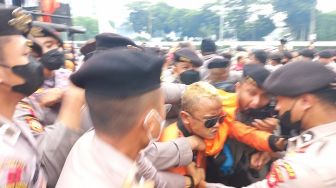 Bentrok Gegara Diadang Kawat Berduri, Polisi Tangkap 5 Orang saat Partai Buruh Geruduk DPR