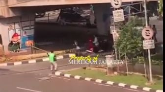 Viral Tawuran Pecah Lagi di Stasiun Tebet, Aksi Heroik Driver Ojol Bawa Galah Bikin Para Pelajar Kocar-kacir