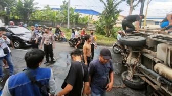 Pecah Ban, Truk Pengangut Air Galon Terguling di Sukoharjo, Sebabkan Kemacaten hingga 3 Kilometer