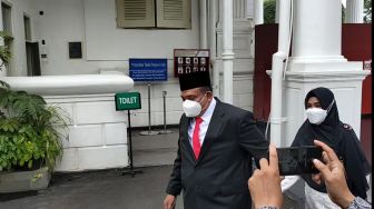 Berjas Hitam Jelang Pelantikan Wamen, Sekjen PBB Afriansyah Gandeng Tangan Istri saat Tiba di Istana