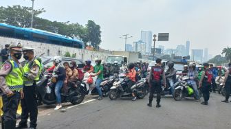 Massa Buruh Tumpah Ruah, Jalan Gatot Subroto Arah Slipi Macet, Pengendara Dialihkan Ke Jalur Transjakarta
