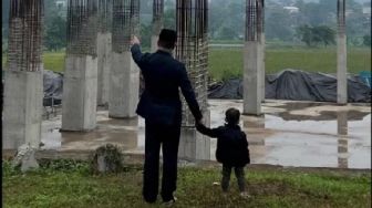 Temukan Kejanggalan saat Diminta Warganet untuk Jadi Bapak Angkat, Jawaban Ridwan Kamil Bikin Tersenyum