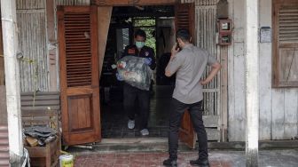 Personel Tim Labfor Polda Jateng melakukan olah TKP di lokasi rumah yang terkena ledakan di Desa Randegan, Kebasen, Banyumas, Jateng, Rabu (15/6/2022). ANTARA FOTO/Idhad Zakaria
