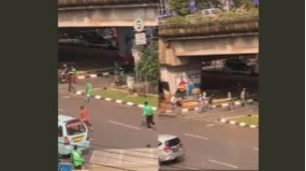 Detik-Detik Driver Ojol Gagalkan Aksi Tawuran Pelajar SMA di Jakarta