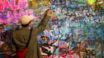 Pengunjung melihat karya pada instalasi seni yang di pamerkan di Distrik Seni Sarinah, Jakarta Pusat, Rabu (15/6/2022). [Suara.com/Alfian Winanto]
