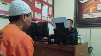 Kenakan Peci, Firli Saputra Si Preman Kampung Ungkap Pengakuan Memperkosa Bocah SD di Bandung Barat