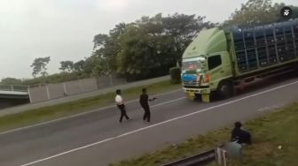 Ada yang Tewas, Video Viral Rekam Bocil-bocil Masih Cegat Truk di Tol Tangerang - Merak