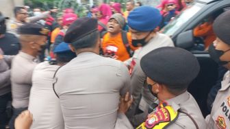 Demo Buruh Ricuh di Gedung DPR, Polisi Tangkap 5 Orang