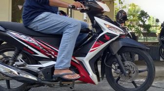 Bukan Ditilang, Ini Alasan Polisi Larang Pengendara Sepeda Motor Pakai Sandal Jepit