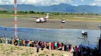 Bandara Tergenang Air Akibat Full Moon, Penumpang Terpaksa Nyeker Saat Hendak Naik Pesawat