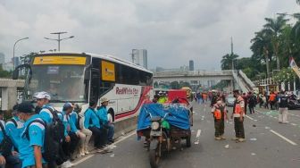 Ribuan Buruh Bubarkan Diri usai Berdemo, Tinggalkan Banyak Sampah di Jalan Depan DPR