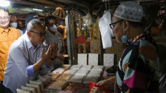 Menteri Perdagangan Zulkifli Hasan berbicara dengan pedagang di Pasar Cibubur, Jakarta Timur, Kamis (16/6/2022). [Suara.com/Alfian Winanto]