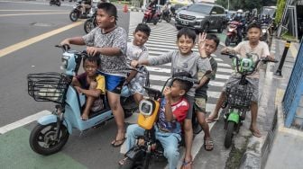 Bikin Bahaya, Bocah Ini Bawa Motor Listrik Tanpa Pengaman di Jalan Raya