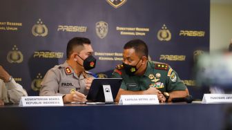 Kapolda Metro Jaya Irjen Pol Fadil Imran (kiri), Pangdam Jaya Mayjen Untung Budiharto (kanan) saat menggelar konferensi pers terkait penanganan perkara Ormas Khilafatul Muslimin di Polda Metro Jaya, Jakarta Pusat, Kamis (16/6/2022). [Suara.com/Alfian Winanto]