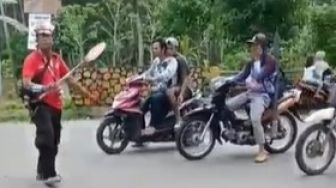 Pria Bertopeng Iron Man Beraksi Jadi Pengatur Lalu Lintas di Trenggalek, Bukannya Lancar Justru Bikin Macet