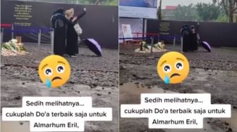 Dilarang Ambil Foto, Tiga Ibu-ibu Malah Sibuk Selfie di Depan Makam Eril, Publik: Adabnya Luntur Kena Air Hujan