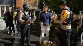 Kapok! 3 Suporter Diciduk Polisi Usai Bawa Puluhan Botol Miras di Stadion Manahan