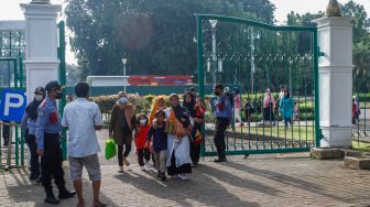 Warga berwisata mengunjungi Monumen Nasional (Monas) di Gambir, Jakarta Pusat, Kamis (16/6/2022). [Suara.com/Alfian Winanto]