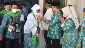 Lepas Kloter 2 Jemaah Haji Kalbar Menuju Madinah, Ria Norsan Ingatkan untuk Jaga Kesehatan dan Jaga Hati