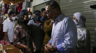 Menteri Perdagangan Zulkifli Hasan berbicara dengan pedagang di Pasar Cibubur, Jakarta Timur, Kamis (16/6/2022). [Suara.com/Alfian Winanto]