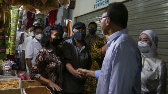 Menteri Perdagangan Zulkifli Hasan berbicara dengan pedagang di Pasar Cibubur, Jakarta Timur, Kamis (16/6/2022). [Suara.com/Alfian Winanto]