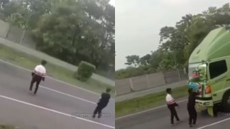 Viral Kembali, Aksi Nekat Para Bocah Hadang Truk Tronton di Jalan Raya