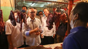 Menteri Perdagangan Zulkifli Hasan berbicara dengan pedagang di Pasar Cibubur, Jakarta Timur, Kamis (16/6/2022). [Suara.com/Alfian Winanto]