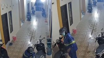 Terekam Kamera Pengawas, Aksi Maling Bawa Kabur Sepeda Motor Scoopy di Area Kos-Kosan