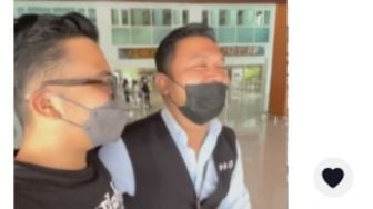 Tak Sengaja Ketemu Teman Lama di Bandara, Pria Ini Malah Kasih Prank Sampai Buat Warganet Ngakak