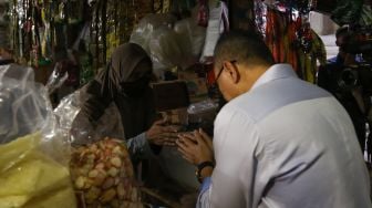 Menteri Perdagangan Zulkifli Hasan berbicara dengan pedagang di Pasar Cibubur, Jakarta Timur, Kamis (16/6/2022). [Suara.com/Alfian Winanto]