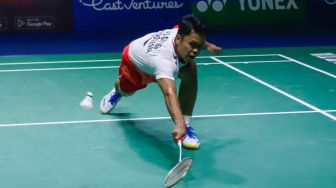 Viktor Axelsen Terlalu Tangguh, Anthony Ginting Tersingkir di Perempat Final Indonesia Open 2022