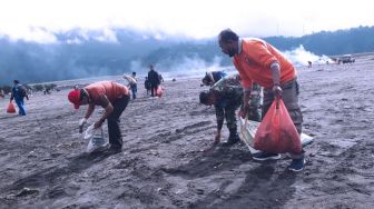 Masyarakat Tengger Bersih-bersih Kawasan Bromo Pasca Yadnya Kasada