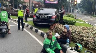 Kena Serangan Jantung saat Berkendara, Pengemudi Mercy Tewas dan Tabrak Pemotor di SCBD