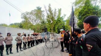 Dihalangi Kawat Duri, Massa Bela Nabi Muhammad Segel Konjen India di Medan: Allahu Akbar