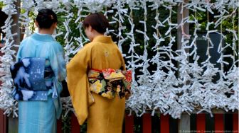 Mengenal Omikuji, Tradisi Kuno Jepang yang Berisi Ramalan di Tahun Baru