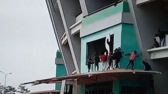 Oknum Bonek Panjat Stadion GBLA, Netizen: Bobotoh Juga Susah Tiket Gak Gitu
