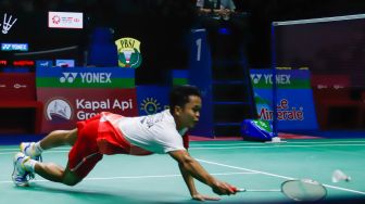 Pebulu tangkis tungga putra Indonesia Anthony Sinisuka Ginting saat bertanding melawan tunggal putra Denmark Viktor Axelsen dalam babak 8 besar East Ventures Indonesia Open 2022 di Istora Senayan, Jakarta Pusat, Jumat (17/6/2022). [Suara.com/Alfian Winanto]