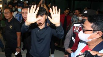 Pelatih Kepala Timnas Indonesia Shin Tae-yong memberi salam ke para pendukung Timnas yang ikut menjemput setibanya dari Kuwait di Terminal 3 Bandara Soekarno Hatta, Tangerang, Banten, Kamis (16/6/2023). [ANTARA FOTO/Muhammad Iqbal/hp]
