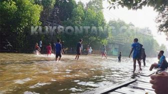 Jalanan Bontang Kuala Dipagari Beton, Katanya Buat Cegah Banjir Rob