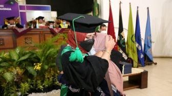 Putrinya Meninggal Usai Sidang Tesis, Sambil Menitikan Air Mata Ibu Ini Wakili Ikut Wisuda di UIN Sunan Kalijaga