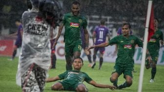 Pesepakbola PSS Sleman Fandi Eko Utomo (tengah) berselebrasi usai mencetak gol ke gawang Persita Tangerang pada pertandingan grup A Piala Presiden 2022 di Stadion Manahan, Solo, Jawa Tengah, Kamis (16/6/2022). [ANTARA FOTO/Mohammad Ayudha/hp]
